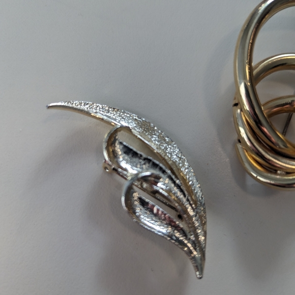 Lot of Four Vintage Gold Toned Brooches - One is signed Gerry's - Picture 3 of 8